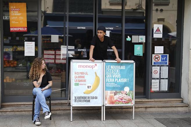 24일(현지시간) 프랑스 칸에서 대규모 정전이 일어나 상인들이 가게 밖에 서 있다. AP연합뉴스