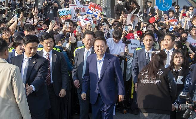 윤석열 전 대통령이 지난달 11일 서울 용산구 한남동 대통령 관저를 떠나 서울 서초구 서초동 사저로 이동하며 지지자들에게 인사하고 있다. 권도현 기자