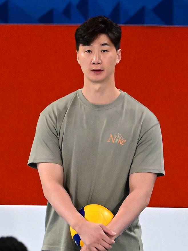 우리카드에서 지도자로 새출발하는 남자프로배구 ‘레전드’ 박철우 코치가 이달 초 튀르키예에서 열린 2025 한국배구연맹(KOVO) 외국인 선수 트라이아웃에서 참가 선수들의 훈련을 지켜보고 있다. KOVO 제공