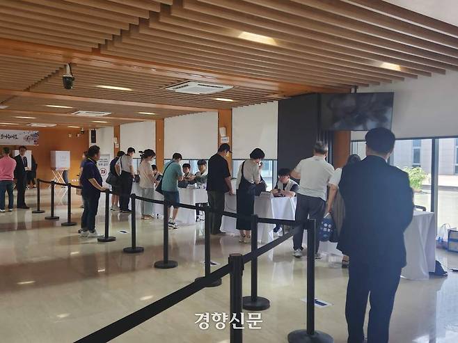 제21 대통령 선거 재외국민 투표 첫날인 지난 20일 유권자들이 베이징 주중한국대사관에서 투표하기 위해 줄을 서 있다. /박은하 기자