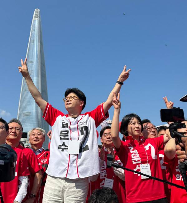 국민의힘 한동훈 전 대표와 배현진(서울 송파구을) 의원이 25일 서울 송파구 김문수 후보 지원 유세에서 지지자들에게 인사하고 있다. 배현진 의원실 제공