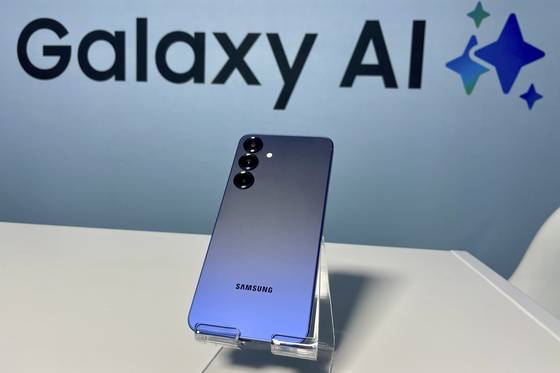 The new line of Samsung Galaxy S25 phones, with advanced camera and artificial intelligence capabilities, are unveiled at a media preview event in San Jose on Jan. 21, 2025. [AP/YONHAP]