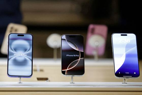 A view of Apple iPhones displayed at an Apple Store at Grand Central Terminal in New York City, New York, Oct. 16, 2024. [REUTERS/YONHAP]