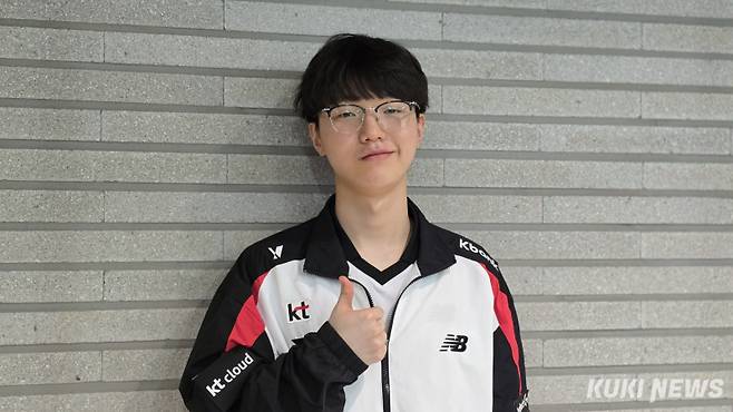 ‘퍼펙트’ 이승민이 23일 오후 7시 서울 종로구 롤파크 LCK 아레나에서 열린 ‘2025 LCK’ 정규시즌 2라운드 농심 레드포스와 경기가 끝난 뒤 쿠키뉴스와 인터뷰하고 있다. 김영건 기자