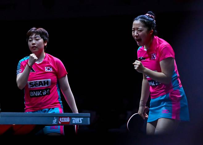 신유빈(오른쪽)과 유한나. 연합뉴스