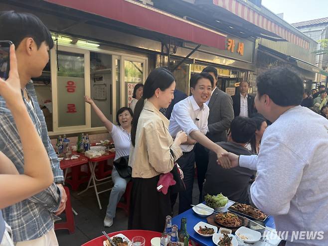 이준석 개혁신당 대선 후보가 25일 서울 종로구 서순라길에서 유권자들과 악수하고 있다. 송금종 기자&nbsp;