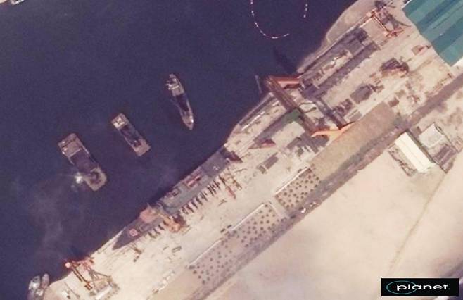 지난 15일 촬영된 청진조선소에서 건조를 마치고 진수 준비 중인 구축함의 위성사진. 통일부 제공