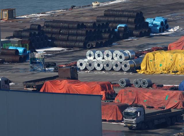 도널드 트럼프 미국 대통령이 미국으로 수입되는 모든 철강 및 알루미늄 제품에 관세 25% 부과를 공식 발표한 지난 2월 11일 경기도 평택항에 철강 제품이 쌓여 있다. 연합뉴스