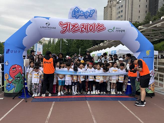 ‘기부 마라톤 2025 라이트업! 키즈레이스’ 참가자들이 24일 서울 강남구 대치유수지체육공원에서 시작점에 서 있다.