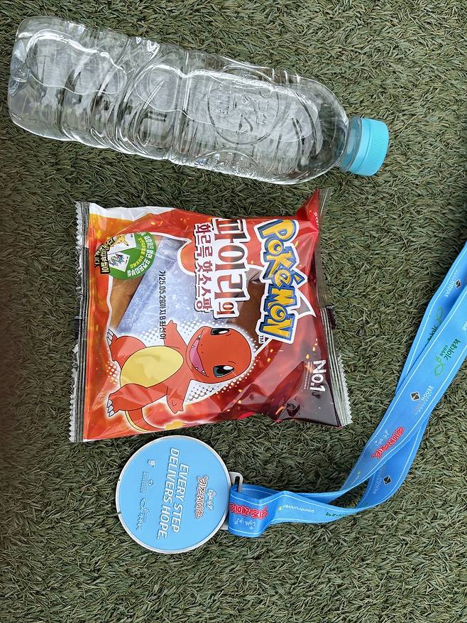 완주하고 나서 받은 간식과 메달이다. 메달 뒤에는 '모든 발걸음이 희망을 가져다준다'(Every step delivers hope)는 문구가 적혀 있었다.