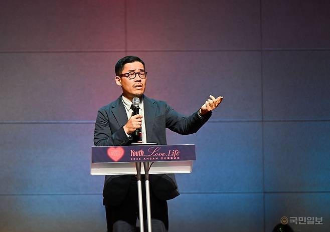 임형규 라이트하우스 서울숲 목사가 24일 안산제일교회(허요환 목사)에서 열린 갓플렉스(God Flex) 집회에서 ‘그건 사랑이 아니야’(요일 4:9~19)를 주제로 설교하고 있다.