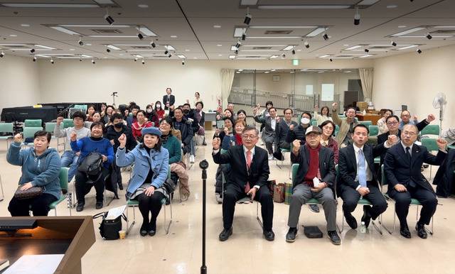 임 목사(앞줄 왼쪽 세 번째)가 2022년 12월 일본 도쿄 한 시민회관에서 출판기념식을 마친 뒤 기념촬영을 하는 모습. 임 목사 제공