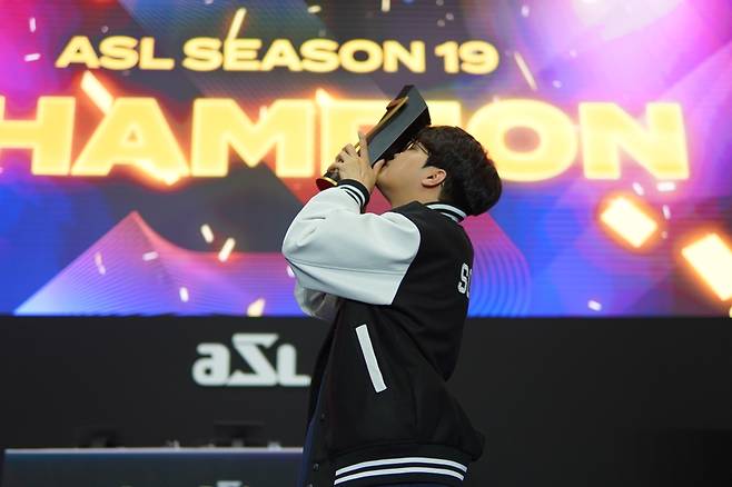 김민철이 25일 경기도 고양시 킨텍스 제1전시장에서 열린 ASL 시즌19 결승전에서 도재욱을 세트 스코어 4대 3로 이긴 뒤 세레머니를 하고 있다. SOOP 제공