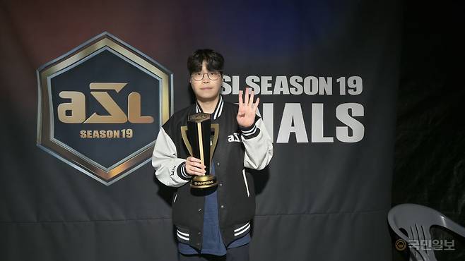 김민철이 25일 경기도 고양시 킨텍스 제1전시장에서 열린 ASL 시즌19 결승전에서 도재욱을 상대로 세트 스코어 4대 3으로 이긴 뒤 기자실을 찾아 포즈를 취하고 있다.
