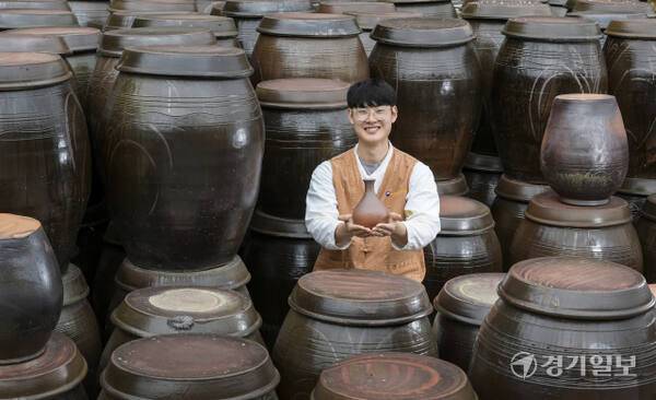 경기도 무형유산 ‘옹기장’ 전수장학생 김희건씨(23)가 자신이 만든 소품을 들어보이고 있다. 윤원규기자
