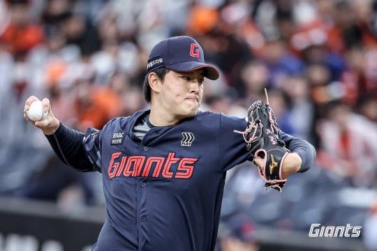 24일 경기에서 역투하는 롯데 김원중. 사진[연합뉴스]