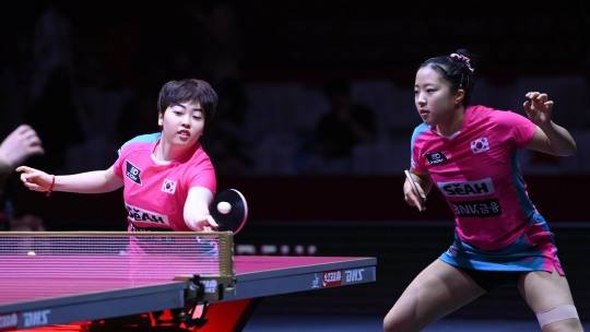 세계탁구선수권 여자복식 경기를 벌이는 신유빈(오른쪽)과 유한나. 사진[연합뉴스]