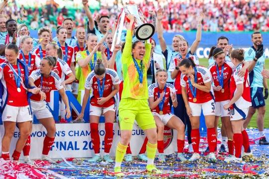 유럽축구연맹(UEFA) 여자 챔피언스리그 정상에 오른 아스널 위민. 사진[EPA=연합뉴스]