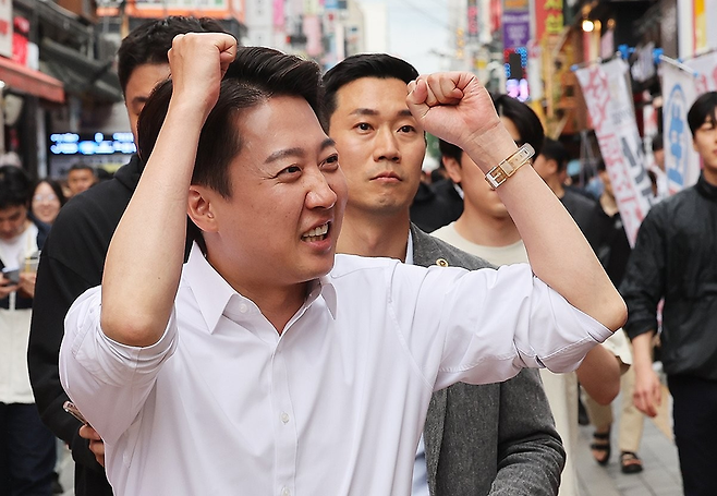 개혁신당 이준석 대선 후보가 24일 경기도 수원시 팔달구 수원역 로데오거리에서 시민들에게 인사하고 있다. / 사진 = 연합뉴스