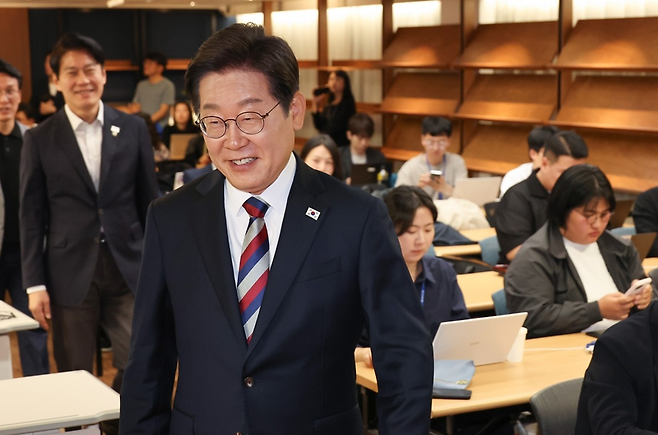 더불어민주당 이재명 대선 후보가 25일 서울 여의도 당사에서 열린 기자회견에 입장하고 있다. / 사진 = 연합뉴스