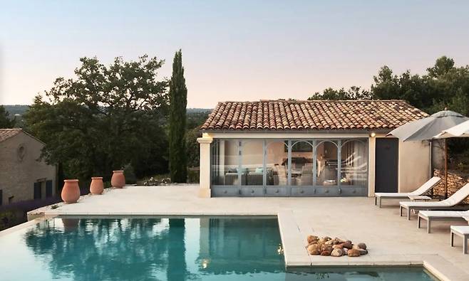 수영장이 딸린 주택의 모습. <사진=에어비앤비 캡쳐>