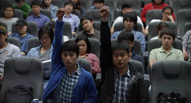 총장과의 대화에서 족구장 설치를 건의하는 만섭과 친구 [광화문시네마]