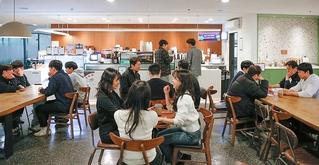 현대그린푸드가 운영 중인 사내카페에서 고객사 임직원들이 식사를 마치고 카페를 이용하고 있는 모습. [사진 출처 = 현대그린푸드]