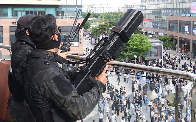날고 기는 드론도 '뚝'지난 24일 이재명 더불어민주당 대선 후보의 유세가 열린 경기도 시흥시 배곧아브뉴프랑센트럴광장에서 경찰특공대원이 드론 재밍건(전파방해장비) 등을 들고 경계 임무를 수행하고 있다.  연합뉴스