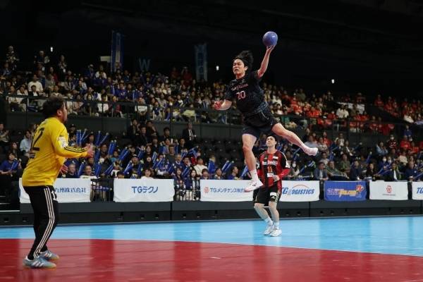 사진 2024-25 일본 남자 핸드볼리그 H 25라운드 블루 팔콘과 레드 토네이도의 경기 모습, 사진 출처=블루 팔콘