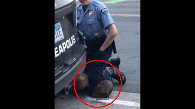 2020년 5월 미국 미네소타주 미니애폴리스 지역에서 흑인 남성 조지 플로이드가 현지 경찰에게 과잉 진압되는 모습. 플로이드는 끝내 현장에서 사망했다. /AFPBBNews=뉴스1