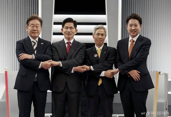 [서울=뉴시스] 국회사진기자단 = 23일 서울 영등포구 KBS본관 스튜디오에서 열린 중앙선거방송토론위원회 주관 제21대 대통령선거 2차 후보자 토론회 시작에 앞서 각 정당 대선후보들이 기념촬영을 하고 있다. 왼쪽부터 이재명 더불어민주당, 김문수 국민의힘, 권영국 민주노동당, 이준석 개혁신당 대선후보. 2025.05.23. photo@newsis.com /사진=