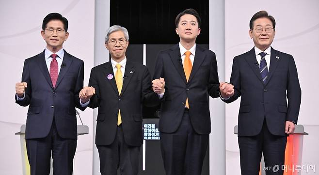 18일 서울 마포구 SBS프리즘타워에서 열린 중앙선거방송토론위원회 주관 제21대 대통령선거 후보자토론회에서 각 정당 대선 후보들이 선전을 다짐하고 있다. 왼쪽부터 국민의힘 김문수, 민주노동당 권영국, 개혁신당 이준석, 더불어민주당 이재명 대통령 후보. 2025.5.18/사진=뉴스1 /사진=(서울=뉴스1) 국회사진취재단