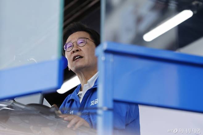 (당진=뉴스1) 안은나 기자 = 이재명 더불어민주당 대통령 후보가 캐스팅보트인 충청권 공략에 나선 25일 오후 충남 당진전통시장을 찾아 지지를 호소하고 있다. 2025.5.25/뉴스1  Copyright (C) 뉴스1. All rights reserved. 무단 전재 및 재배포,  AI학습 이용 금지. /사진=(당진=뉴스1) 안은나 기자