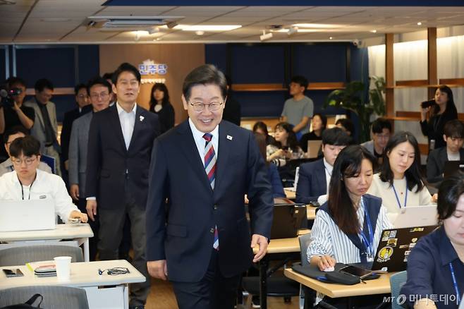 (서울=뉴스1) 이광호 기자 = 이재명 더불어민주당 대통령 후보가 25일 오전 서울 여의도 중앙당사에서 열린기자간담회에 입장하고 있다. 2025.5.25/뉴스1  Copyright (C) 뉴스1. All rights reserved. 무단 전재 및 재배포,  AI학습 이용 금지. /사진=(서울=뉴스1) 이광호 기자