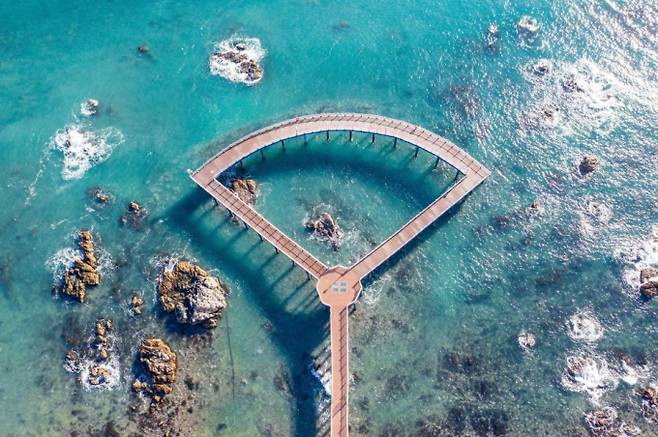 한국관광공사가 산불피해지역도 돕고 여행 경비 지원도 받을 수 있는 경상도 힐링여행지 4곳을 추천했다. 사진은 바다 한가운데 놓인 삼사해상산책로. /사진=한국관광공사