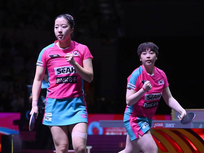 신유빈, 유한나가 24일(현지시각) 카타르 도하 루사일 아레나에서 열린 2025 국제탁구연맹(ITTF) 세계선수권대회 여자복식 4강 소피아 폴차노바(오스트리아) - 베르나데트 소츠(루마니와)와의 경기에서 득점 후 주먹을 쥐어보이고 있다. /사진제공=뉴시스