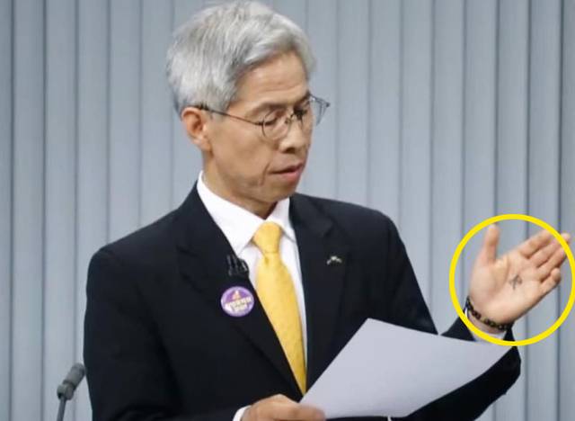 지난 3일 서울 영등포구 여의도 KBS 본관에서 개최된 사회 분야 대선 TV 토론회에 참석한 권영국 민주노동당 대선 후보의 손바닥에 한자 ‘민(民)’이 적혀 있다. 방송 화면 캡처