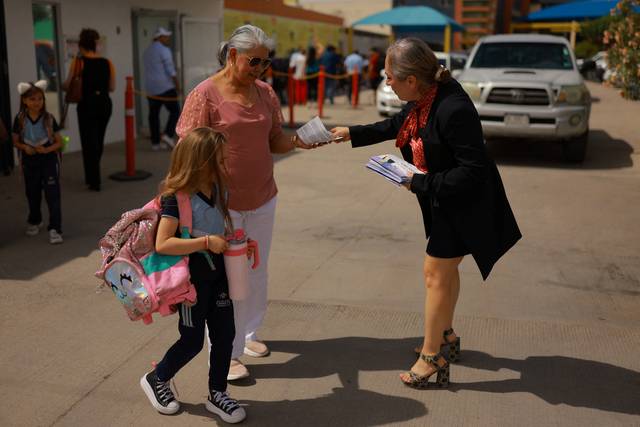 시날로아 지역의 마약 카르텔 보스 호아킨 ‘엘차포’ 구스만의 전 변호사이자 멕시코 판사  후보로 나선 실비아 델가도(오른쪽)가 선거 자료를 배포하고 있다. 로이터 연합뉴스