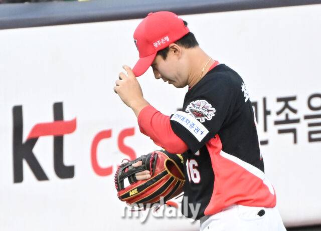 21일 오후 경기도 수원시 조원동 수원kt위즈파크에서 진행된 '2025 프로야구 KBO리그' kt위즈와 KIA타이거즈의 경기. 기아 최원준이 1회말 1사 1,3루서 장성우의 타구를 놓친 뒤 교체되고 있다./마이데일리