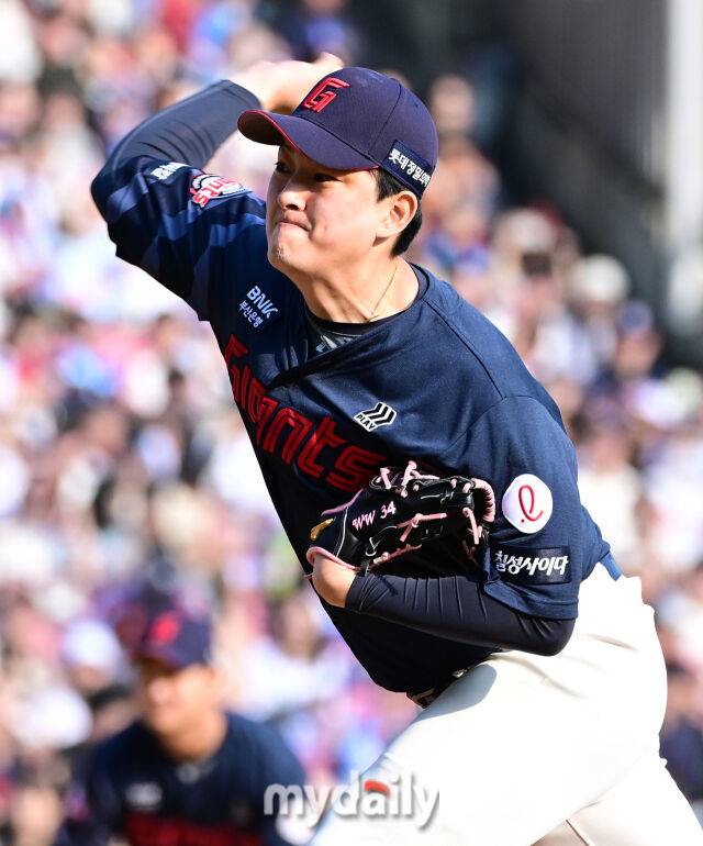 2025년 4월 26일 오후 서울 잠실구장에 진행된 '2025 신한 SOL뱅크 KBO 리그' 롯데 자이언츠와 두산 베어스의 경기. 롯데 김원중이 9회말 구원등판해 역투하고 있다./마이데일리