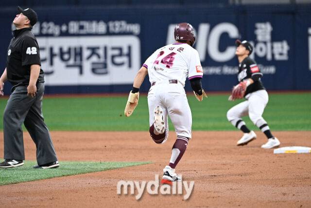 25일 서울 고척스카이돔에서 열린 '2025 신한 SOL BANK KBO리그' KT 위즈와 키움 히어로즈 경기. 키움 송성문이 3회말 2사 1루에 도루를 시도했지만 시도 후 최주환의 타격이 뜬공 아웃됐다./고척=한혁승 기자 hanfoto@mydaily.co.kr