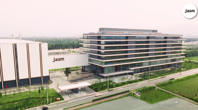 TSMC가 일본 소니·덴소·토요타와 합작해 만든 자회사 JASM을 통해 규슈 구마모토현에 준공한 1공장. [TSMC 홈페이지]