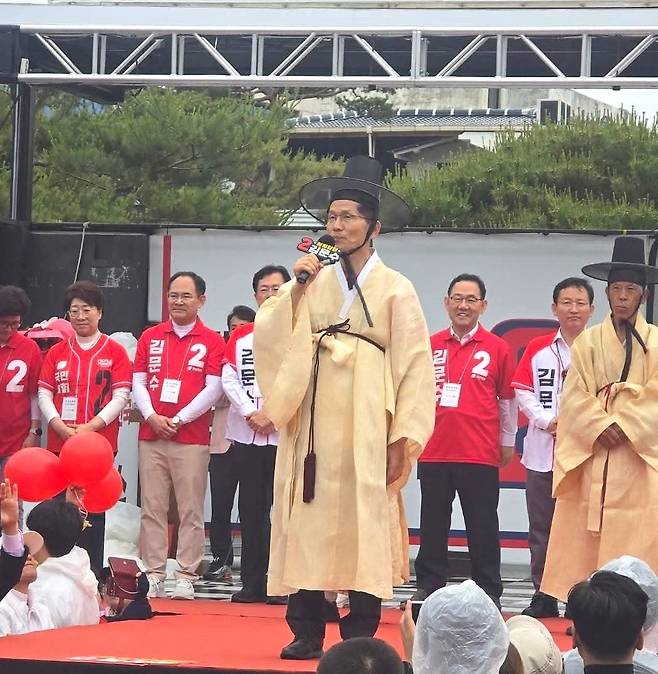 24일 경북 안동 웅부공원을 방문한 김문수 국민의힘 대선 후보가 갓과 도포를 착용하고 지지를 호소하고 있다.[임종득 의원실 제공]