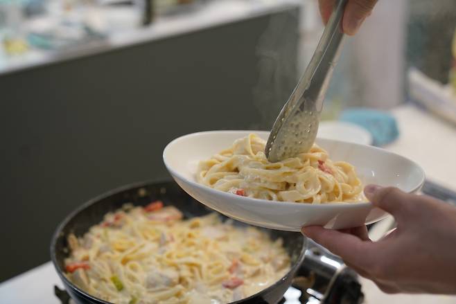 1인가구 요리 클래스에서 완성된 닭가슴살 크림스튜. [강남구 1인가구 커뮤니티센터 제공]