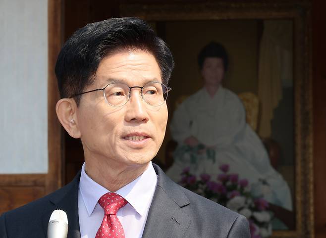김문수 국민의힘 대선 후보가 25일 충북 옥천군 육영수 여사 생가를 방문한 뒤 취재진 앞에서 현안 관련 입장 발표를 하고 있다. [연합]