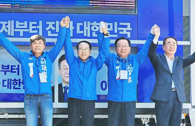 김부겸 (사진오른쪽 두번째) 더불어민주당 중앙당 총괄선거대책위원장이 지난 12일 민주당 구미지역선거대책위원회 선거운동 출정식에 참가해 지원 유세를 펼치고 있다. [민주당 경북도당 제공]