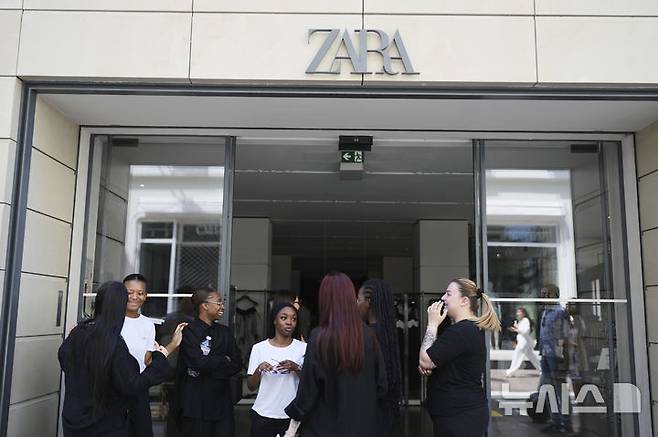 [칸=AP/뉴시스]프랑스 남부 칸에 24일(현지 시간) 대규모 정전이 발생, 한 상점 직원들이 출입문 밖에 나와 있다. 2025.05.25.