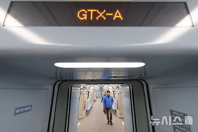 [파주=뉴시스] 황준선 기자 = 27일 오후 경기 파주시 운정중앙역에서 열린 GTX-A 운정중앙-서울역 구간 개통식에서 열차가 공개되고 있다. 2024.12.27. hwang@newsis.com