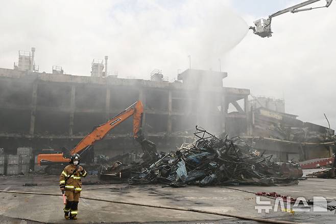 [광주=뉴시스] 이영주 기자 = 금호타이어 광주공장 화재 완진이 선언된 20일 오전 광주 광산구 금호타이어 제2공장에서 잔불을 끄기 위한 잔해물 정리 작업이 진행되고 있다. 2025.05.20. leeyj2578@newsis.com