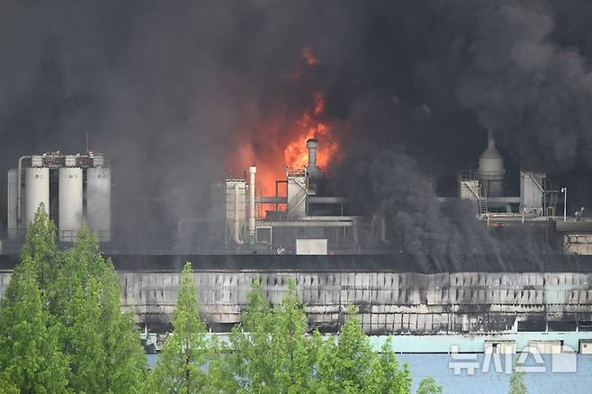 [광주=뉴시스] 박기웅 기자 = 17일 오전 7시11분께 광주 광산구 소촌동 금호타이어 광주공장에서 불이 나 소방 당국이 불을 끄고 있다. 이날 불은 타이어 생산에 필요한 고무를 정련하는 과정에서 발생한 것으로 추정되고 있다. 2025.05.17. pboxer@newsis.com